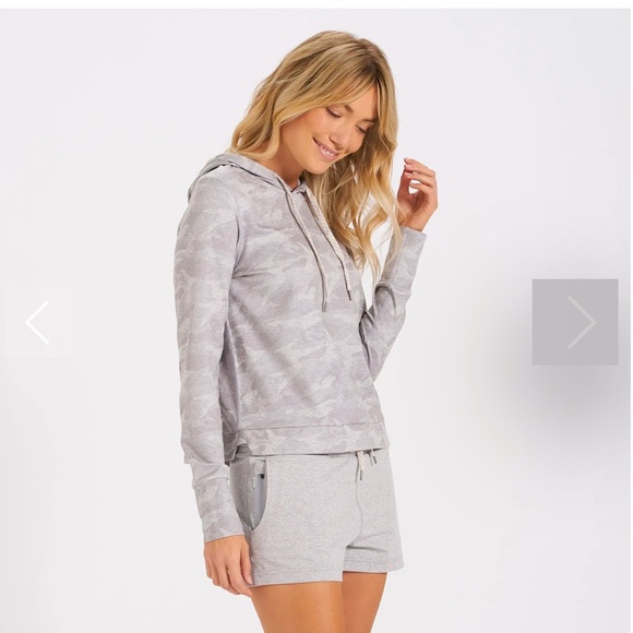 Vuori Halo Essential Dream Knit Hoodie Sweatshirt Light Gray Camo Crop Medium - Picture 6 of 6